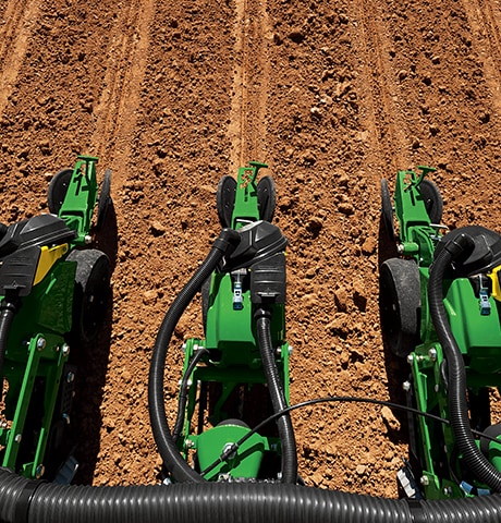 Plantarea şi semănarea unui câmp folosind maşina de plantat John Deere Seria 1700