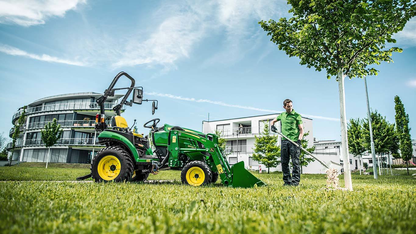 Tractor utilitar compact cu încărcător 120R