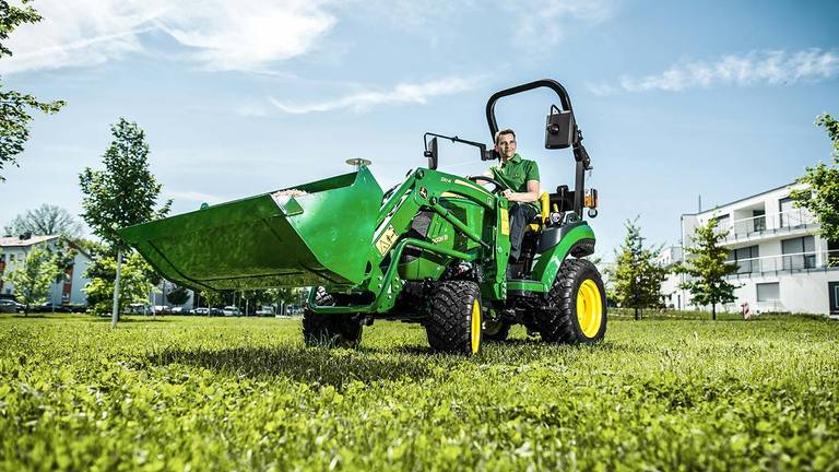 Tractor utilitar compact cu încărcător 120R