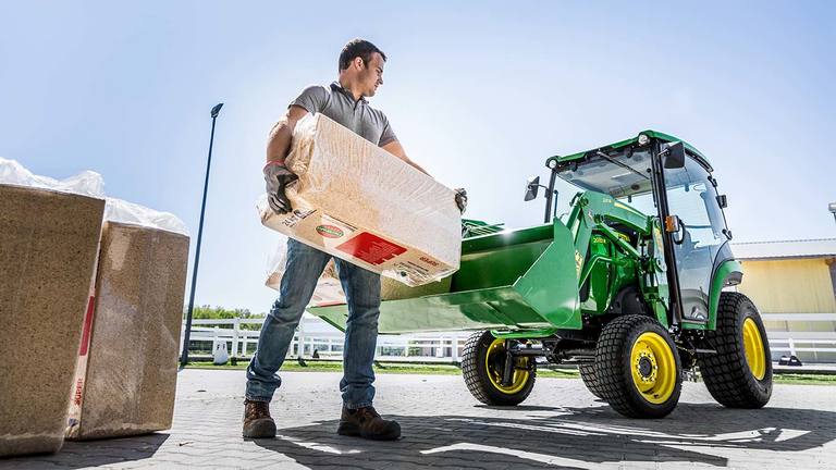 Tractor utilitar compact cu încărcător 220R