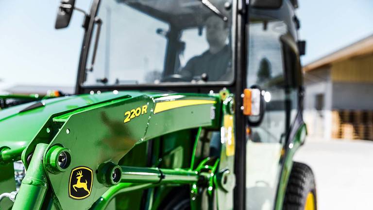 Tractor utilitar compact cu încărcător 220R