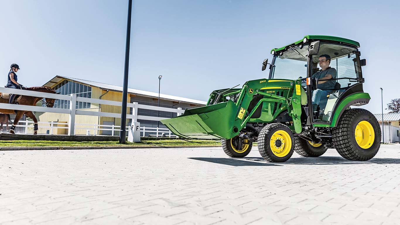 Tractor utilitar compact cu încărcător 220R