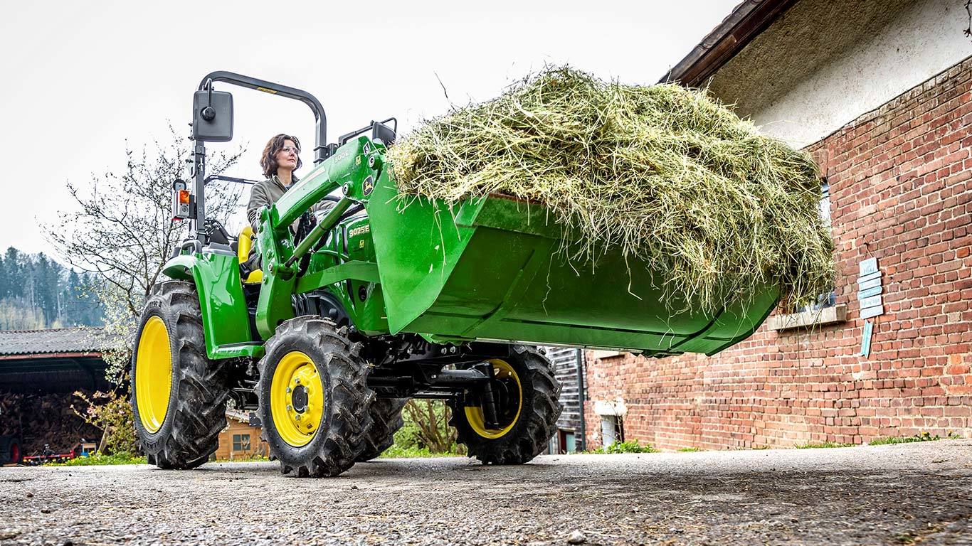 Tractor utilitar compact cu încărcător 300E
