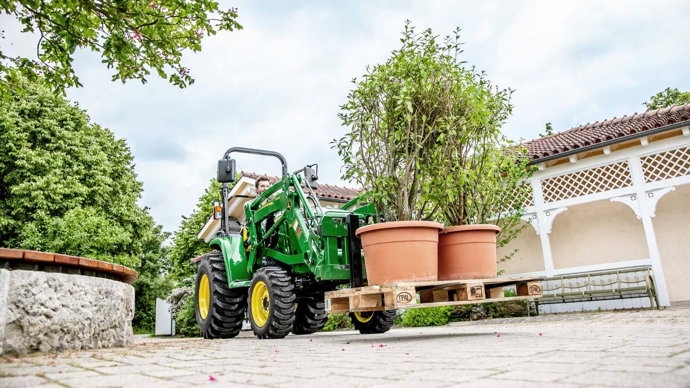 Tractor utilitar compact cu încărcător 300E