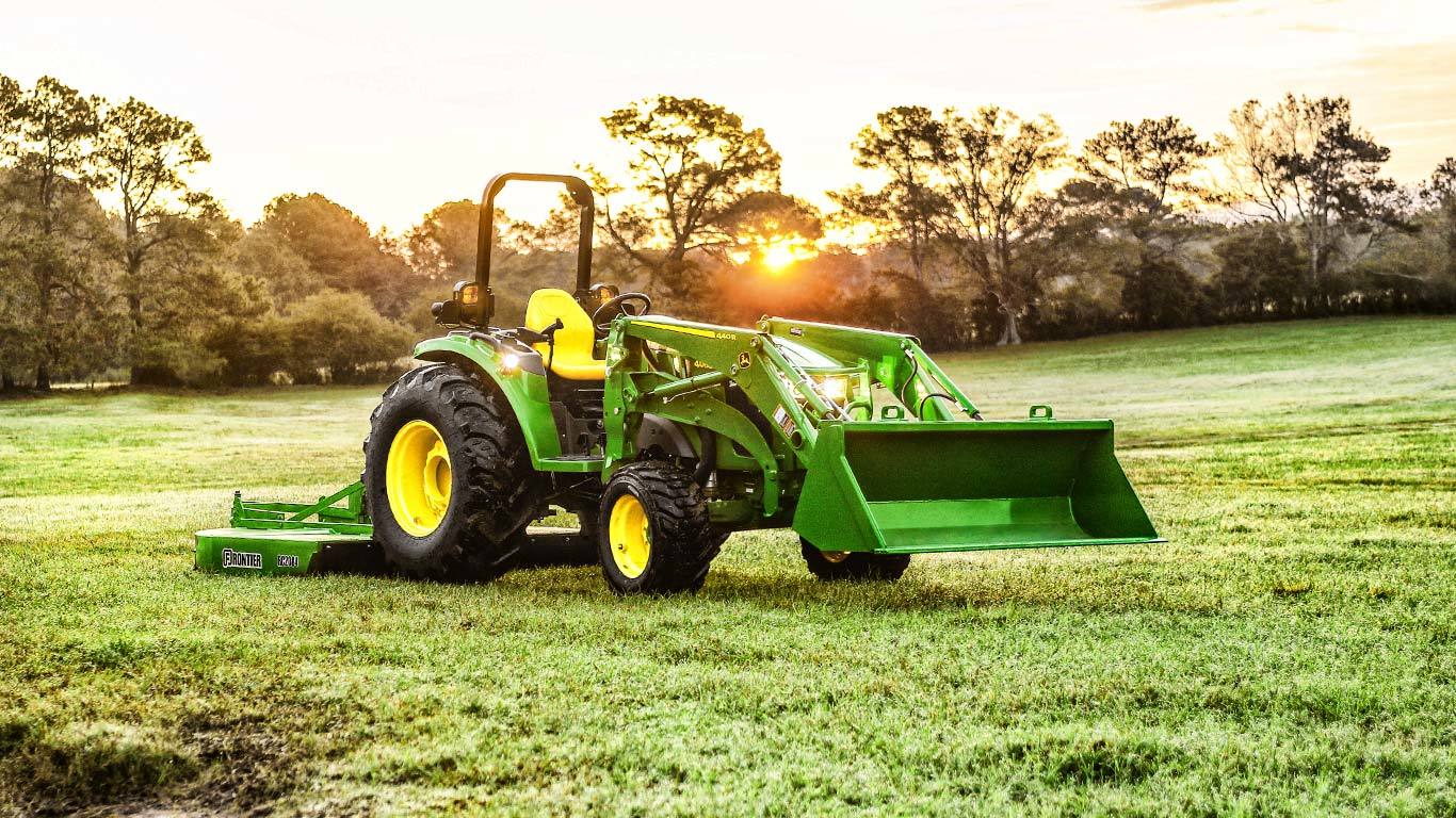 Tractor utilitar compact cu încărcător 440R