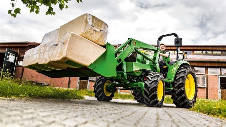 Tractor utilitar compact cu încărcător 400E