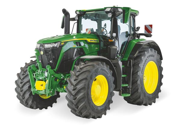 Tractorul John Deere 6R cu cabină închisă şi pneuri agricole mari, prezentat într-o imagine de studio pentru lucrări agricole moderne.