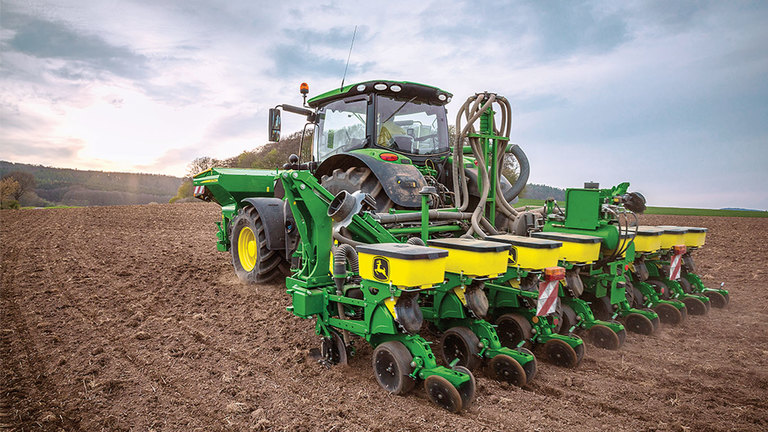 John Deere 6R tractor tractează un plantator pe rânduri 1725NT 8