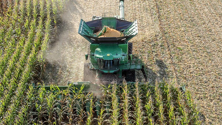 Combină John Deere X-Series la recoltarea porumbului