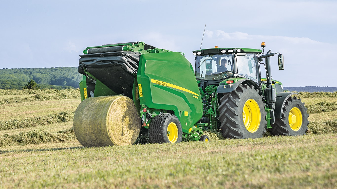 Presă de balotat John Deere cu cameră variabilă V461R cu tractor 6R