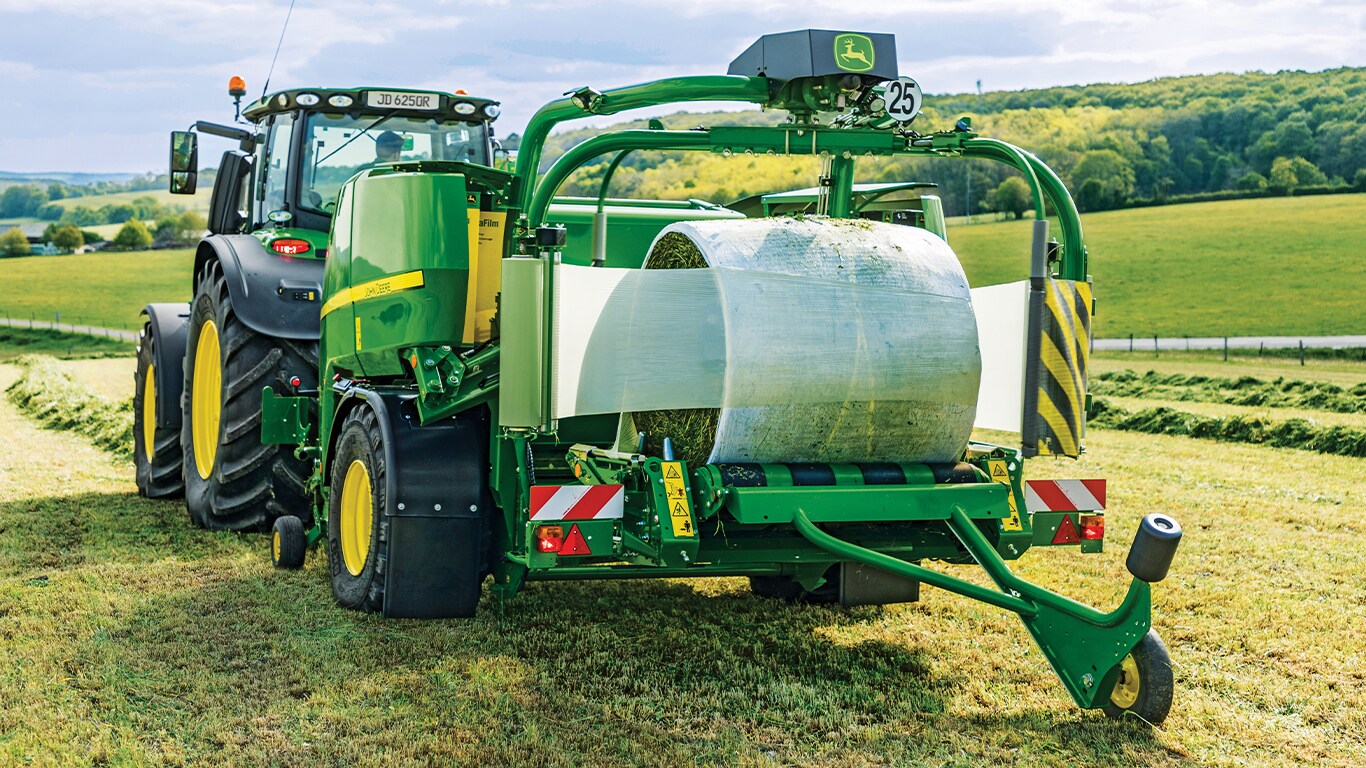 Presă de balotat cu sistem de înfoliere John Deere C441R