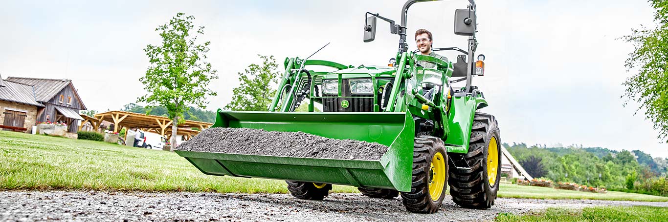 Tractor utilitar compact cu încărcător