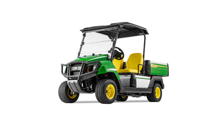Vedere frontal-laterală a vehiculului utilizar John Deere Gator GS pe benzină, evidenţiind bara rezistentă şi compartimentul de marfă spaţios.