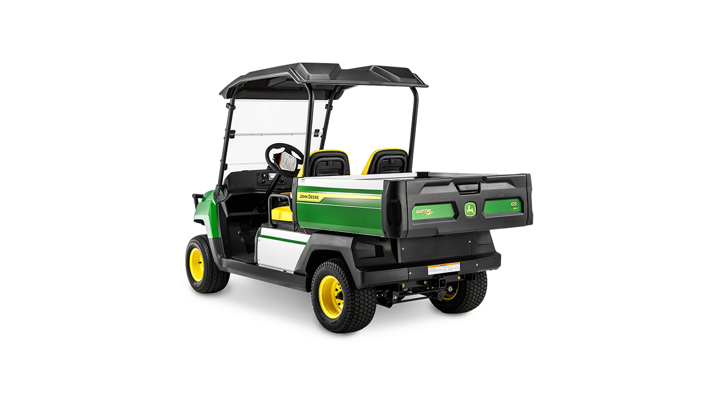 Vedere din spate, uşor laterală, a unui model electric John Deere Gator GS, evidenţiind platforma de benă şi scaunele duble sub un pavilion negru.