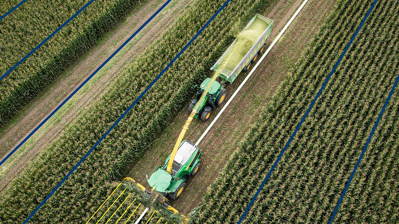 tractor la fermă, vedere de sus