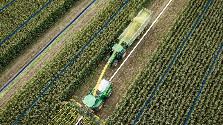 tractor la fermă, vedere de sus