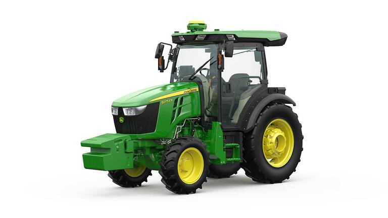 Tractor John Deere 5075EN verde și galben, vedere frontală cu design compact și anvelope robuste.