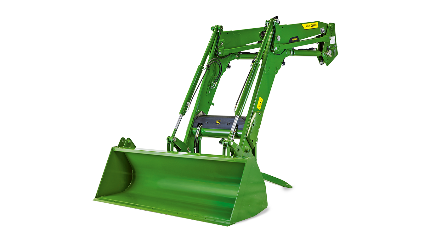 Tractor John Deere verde cu încărcătorul frontal ridicat, prezentat pe fundal alb pentru vizualizarea detaliată a echipamentului agricol.