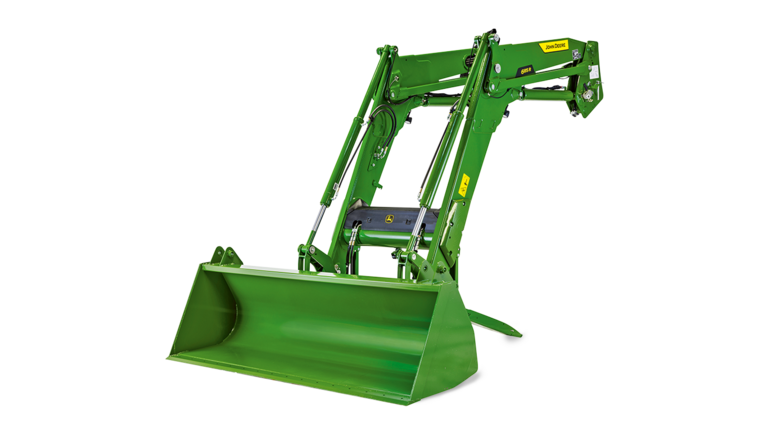 Tractor John Deere verde cu încărcătorul frontal ridicat, prezentat pe fundal alb pentru vizualizarea detaliată a echipamentului agricol.